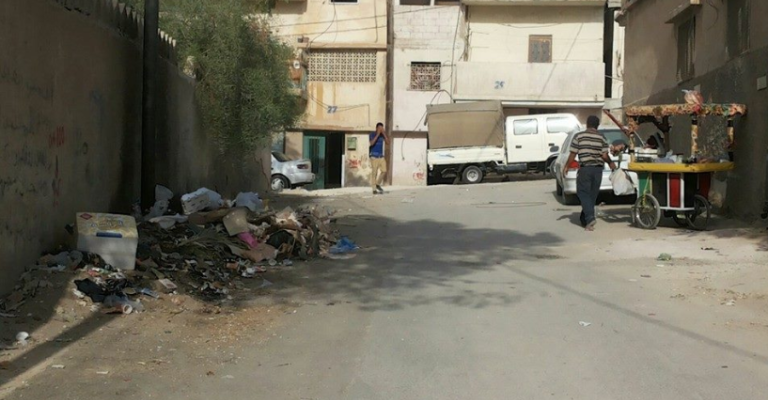 البلدية تتوصل لحل "هاتفي" لمشكلة تراكم النفايات حول مدرسة الليث