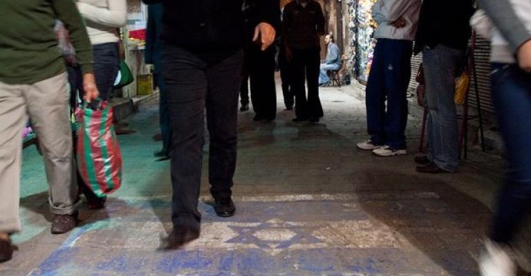 الأمن يستدعي ستينيّ لرسمه علم "إسرائيل" على باب محله الأمن يستدعي ستينيّ لرسمه علم "إسرائيل" على باب محله