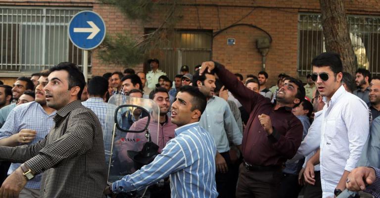 الكويت تستدعي سفيرها لدى إيران