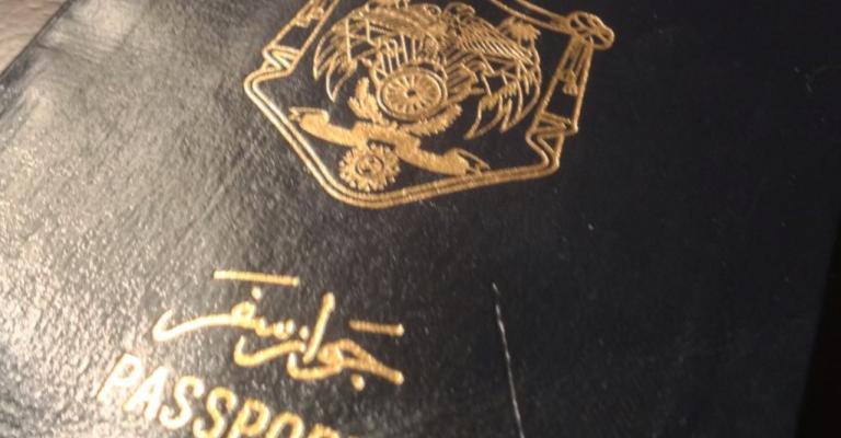 الحكومة تعفي حملة الجوازات المؤقتة من رسوم تصاريح العمل