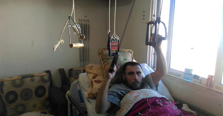 أبو أحمد.. إصرار على الحياة بجسد متهالك أبو أحمد.. إصرار على الحياة بجسد متهالك