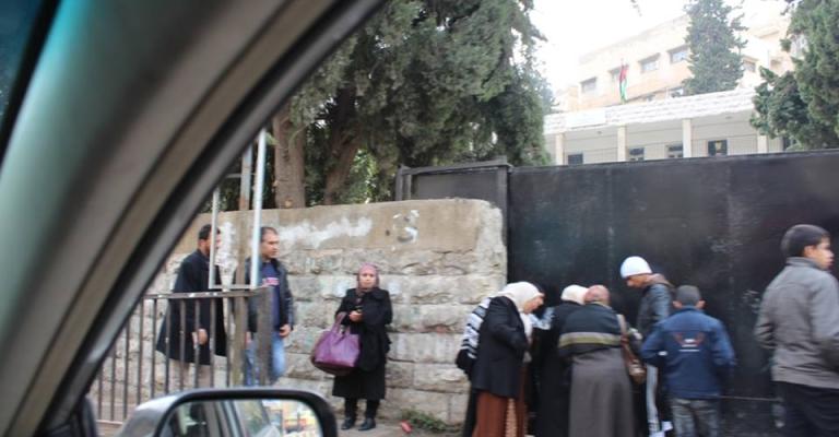 أمهات يأكلهن القلق والترقب على ابواب قاعات التوجيهي بالزرقاء أمهات يأكلهن القلق والترقب على ابواب قاعات التوجيهي بالزرقاء