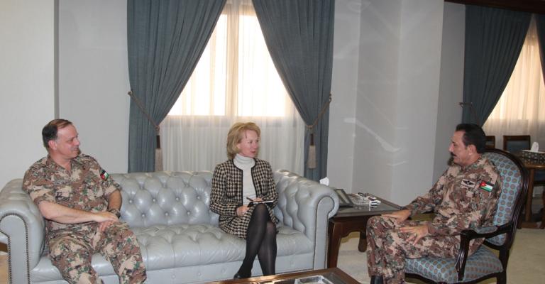 السفيرة الأمريكية في ضيافة الجيش السفيرة الأمريكية في ضيافة الجيش