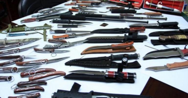 مصادرة أسلحة بيضاء على بسطات في المحطة