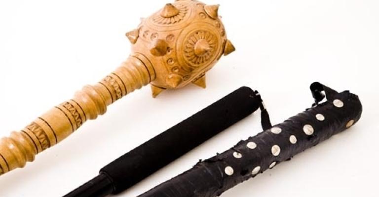 "المعلمين": ضرب معلم بقنوة حديد