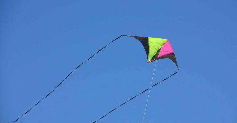 الطائرات الورقية تعيد لأطفال الزعتري فرحتهم المسلوبة الطائرات الورقية تعيد لأطفال الزعتري فرحتهم المسلوبة