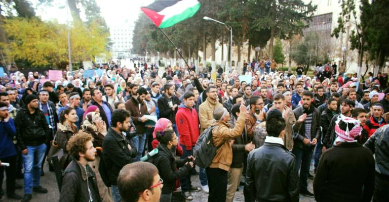 اعتصام في الأردنية ضد رفع الرسوم اعتصام في الأردنية ضد رفع الرسوم