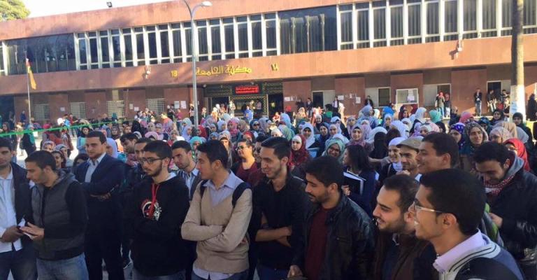 طلبة الأردنية يواصلون اعتصامهم والرئاسة تصفه بـ"غير المبرر" طلبة الأردنية يواصلون اعتصامهم والرئاسة تصفه بـ"غير المبرر"