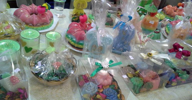 صناعة الشموع تُخرج زرقاويات من ظلمة الحاجة إلى نور الحياة الكريمة صناعة الشموع تُخرج زرقاويات من ظلمة الحاجة إلى نور الحياة الكريمة