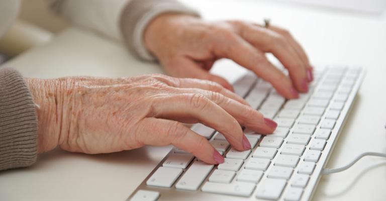 جيل الزرقاء القديم يلتحق بركب التكنولوجيا الرقمية