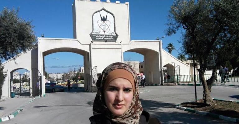 طالبة سورية تحقق التفوق الدراسي رغم أعباء اللجوء