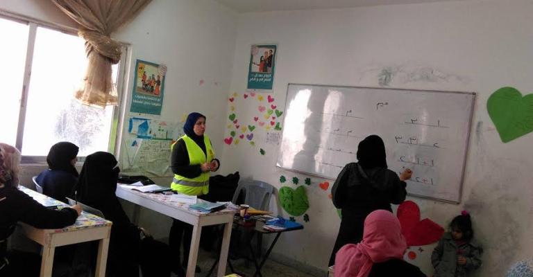 الأمية.. همّ يؤرق السوريات في بلدان اللجوء الأمية.. همّ يؤرق السوريات في بلدان اللجوء