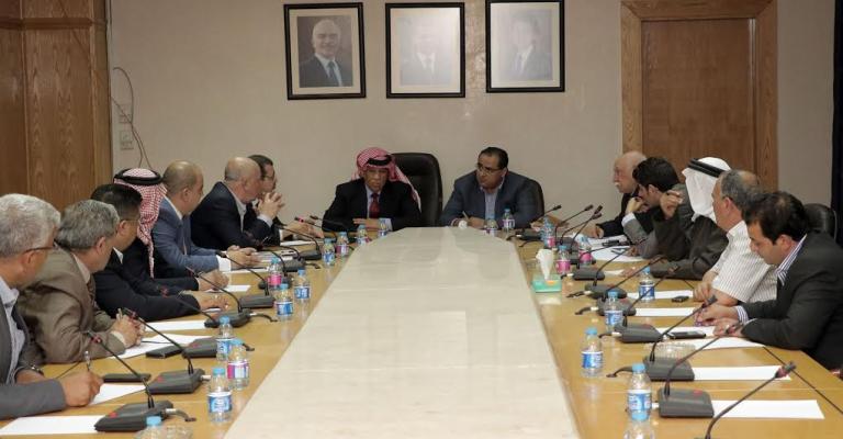 "نقل النواب" تطالب بتجميد ضريبة 5% على "التكسي"