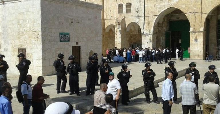 أعضاء بمنظمات يهودية يقتحمون الأقصى