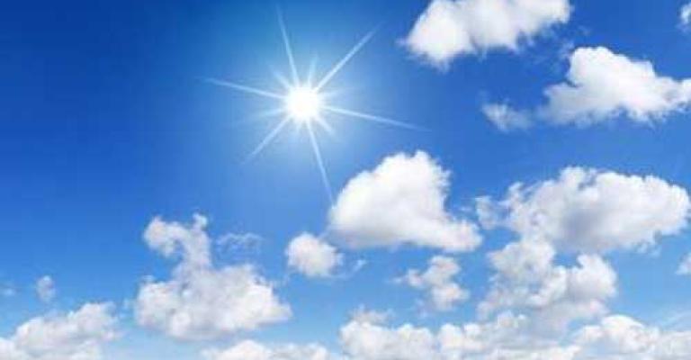 طقس دافئ والحرارة إلى ارتفاع