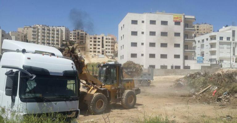 آليات الأمانة تزيل الأنقاض من الساحات العامة آليات الأمانة تزيل الأنقاض من الساحات العامة