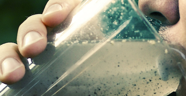 تلوث مياه بمخيم الشهيد تلوث مياه بمخيم الشهيد