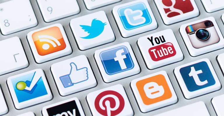 اللاجئون السوريون يوظفون مواقع التواصل الاجتماعي لكسب الرزق اللاجئون السوريون يوظفون مواقع التواصل الاجتماعي لكسب الرزق