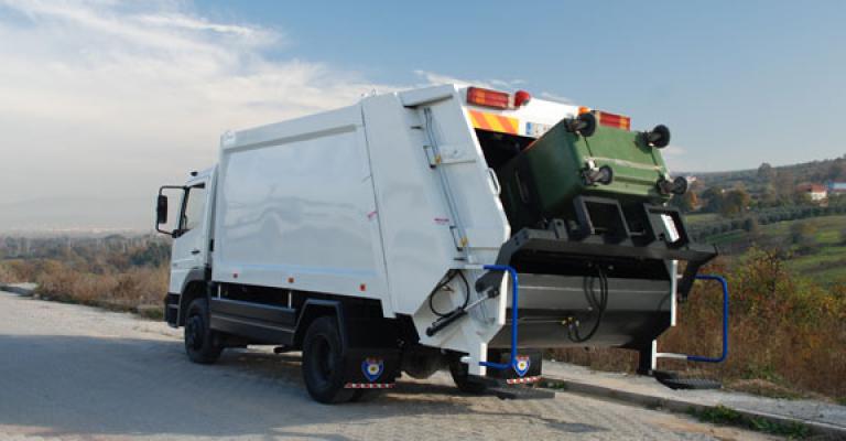 وفاة وإصابتان بانقلاب ضاغطة نفايات على مركبة