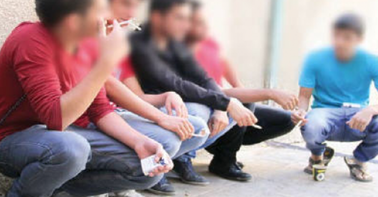 سجائر بـ"الفرط" على أبواب المدارس.. رغم التعليمات سجائر بـ"الفرط" على أبواب المدارس.. رغم التعليمات