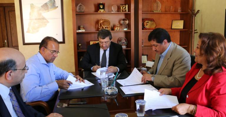 اتفاقية إنشاء مصنع في "سما الروسان" لتدريب وتشغيل 400 عامل