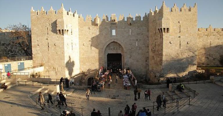 الاحتلال يهدم مُصلى قرب باب العامود بالقدس الاحتلال يهدم مُصلى قرب باب العامود بالقدس