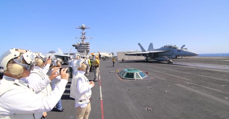 السفيرة ويلز تصطحب عسكريين أردنيين على متن حاملة طائرات في البحر الأحمر