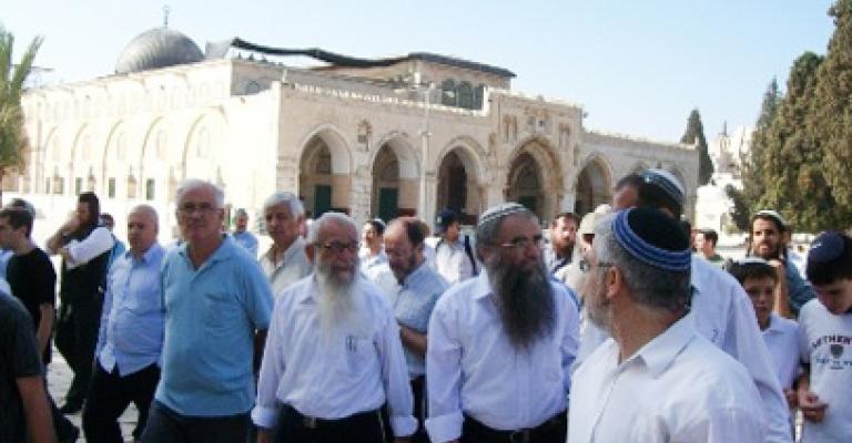 مستوطنون يقتحمون باحات الأقصى