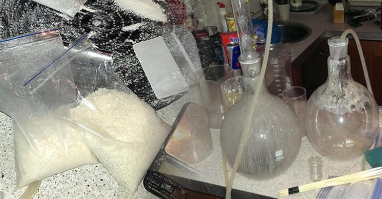 الأمن يضبط متهماً بتصنيع مواد مخدرة بمنزل في ناعور