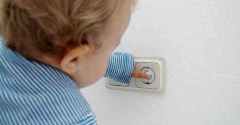 الدفاع المدني يؤكد ضرورة الاستخدام الآمن لوسائل الكهرباء