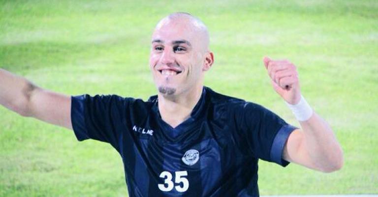 اللاعب أبو حلاوة يحترف في نادي مسقط العماني