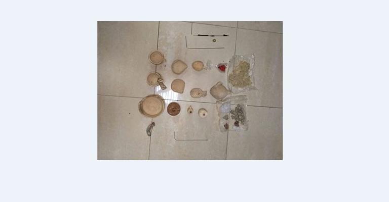 ضبط قطع أثرية "تاريخيّة" بحوزة شخص من جنسية عربية