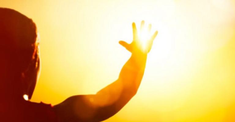 "الصحة" تحذر من المخاطر الصحية جراء موجة الحرّ