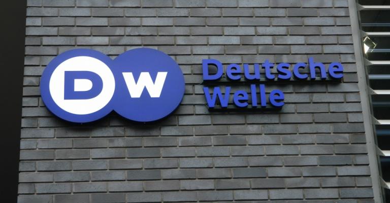 راديو البلد يوقع مذكرة تعاون وشراكة إعلامية مع "دوتشه فيله" الألمانية