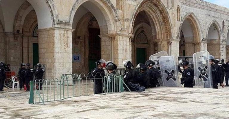 موظفون من "الآثار الإسرائيلية" داخل الأقصى بحماية شرطة الاحتلال