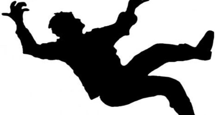 إصابة شخص إثر سقوطه من الطابق الثالث