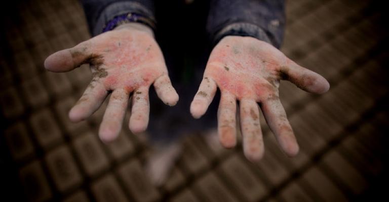 الأطفال المثقلون بالعمل.. تنامي الظاهرة وضعف المراقبة الأطفال المثقلون بالعمل.. تنامي الظاهرة وضعف المراقبة