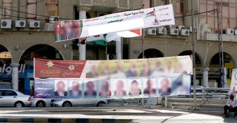 إزالة ملصقات مخالفة لشروط الدعاية الانتخابية في العاصمة