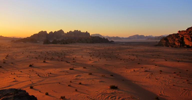 طقس حار و زخات مطر محتملة في أجزاء من البادية