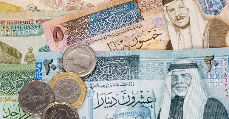 زيادة الإقبال على الدينار محليا