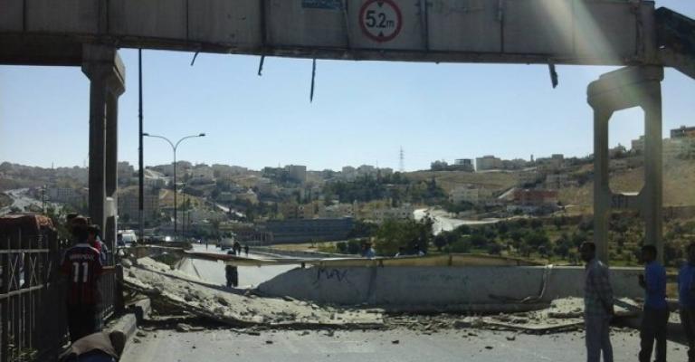 تصادم آلية بجسر مشاة على شارع الملك عبد الله الثاني