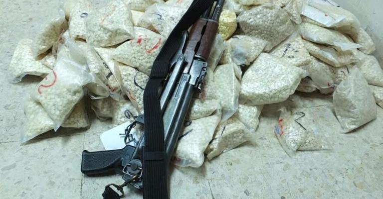 ضبط 220 ألف حبة مخدرة وسلاح