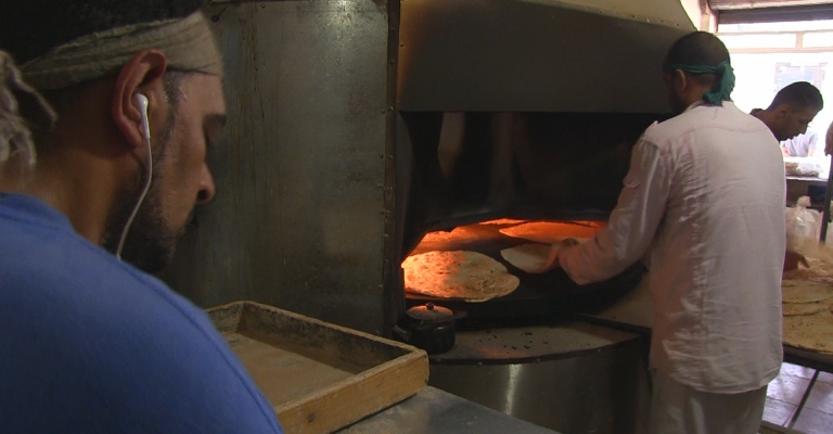 توجه حكومي لإنشاء مراكز لبيع الخبز .. والنقابة "توجه في غير محله"