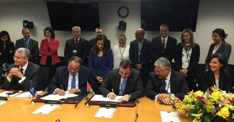 الأردن يقترض 300 مليون دولار لدعم الموازنة