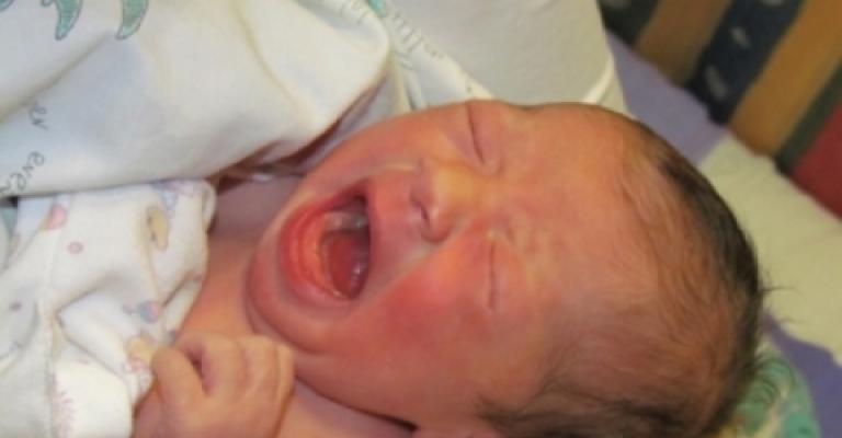 الدفاع المدني يجري عملية ولادة داخل منزل