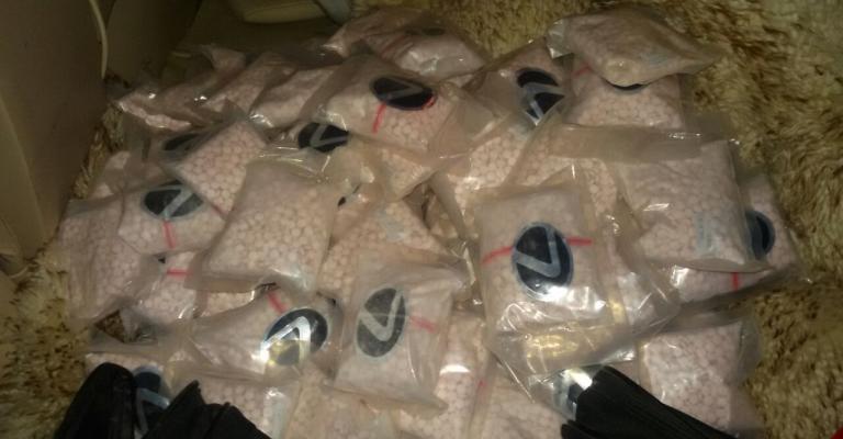 اصابة تاجر مخدرات وضبط 80 الف حبة مخدرة في كمين