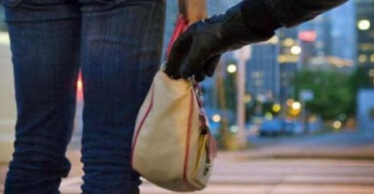 القبض على مجموعة امتهنت سرقة الحقائب القبض على مجموعة امتهنت سرقة الحقائب