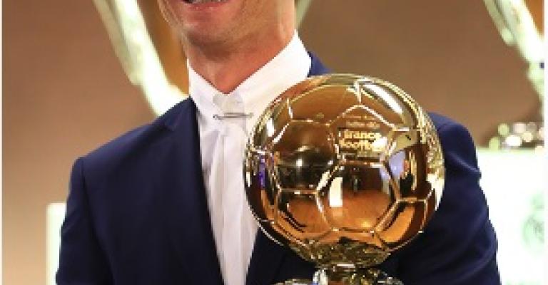 رونالدو يفوز بالكرة الذهبية رونالدو يفوز بالكرة الذهبية