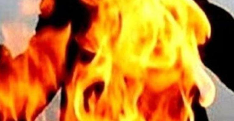 ثلاثيني يعاني اضطرابات نفسية يحرق نفسه بالرصيفة