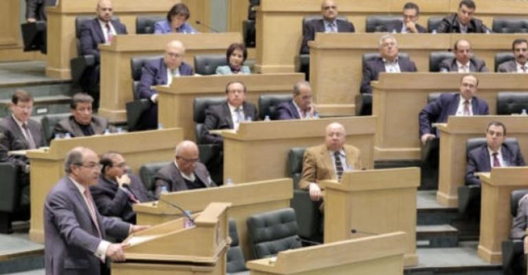 القرارات الاقتصادية بين الاستهجان الشعبي والتبرير الحكومي القرارات الاقتصادية بين الاستهجان الشعبي والتبرير الحكومي